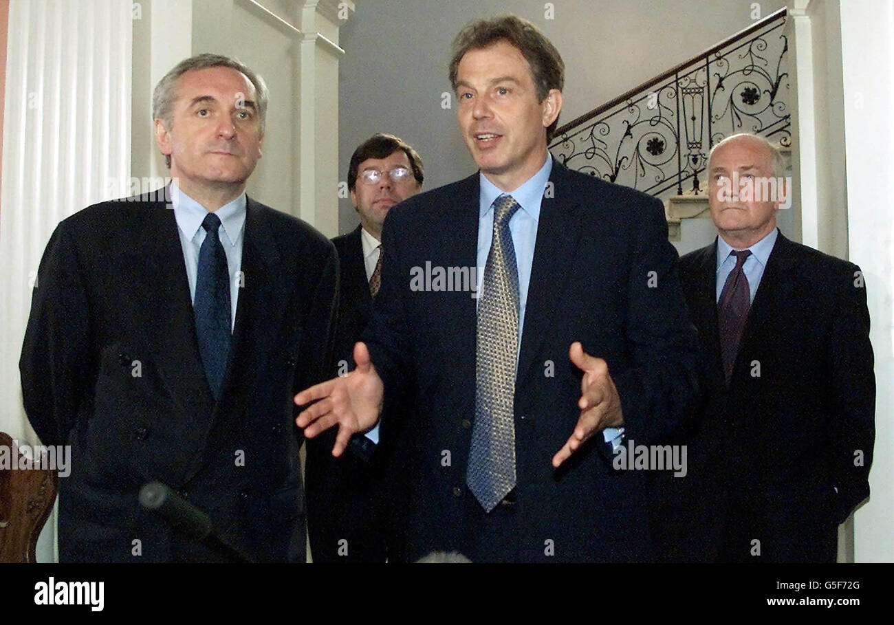 Il primo ministro britannico Tony Blair (R) con il suo omologo irlandese Bertie Ahern prima di fare uno statment alla stampa sulla situazione dell'Irlanda del Nord a Weston-under-Lizard nello Shropshire. *...Blair ha fatto uno statemant alla fine di tre giorni di colloqui che hanno coinvolto altri principali partiti politici dell'Irlanda del Nord. Foto Stock