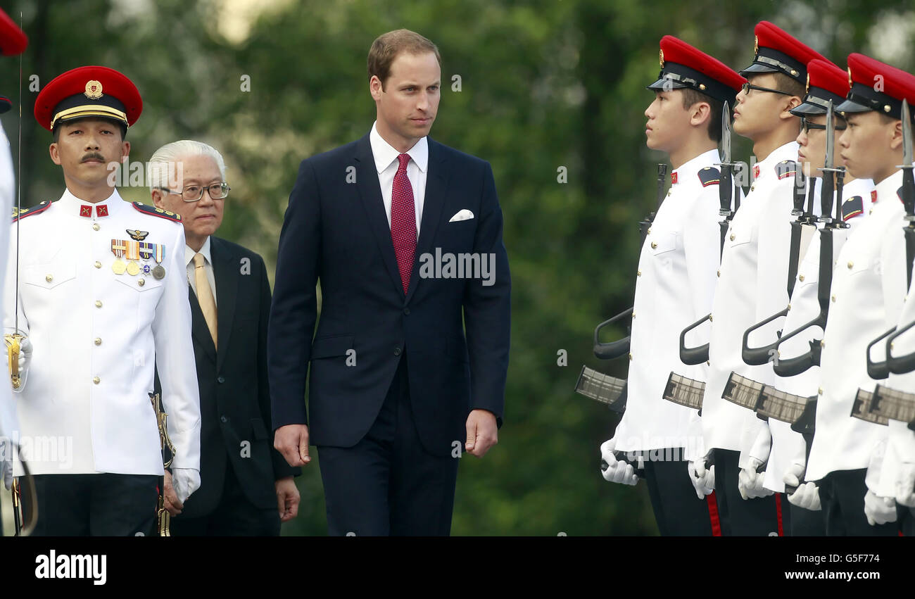 Il Duca di Cambridge e il Presidente di Singapore Tan Keng Yam Tony esaminano una Guardia d'onore durante una visita a Istana, Singapore, il primo giorno di un tour di nove giorni dell'Estremo Oriente e del Sud Pacifico in onore del Giubileo dei Diamanti della Regina. Foto Stock