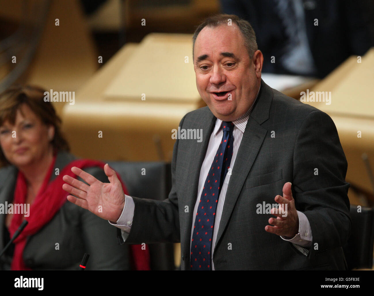 Il primo ministro Alex Salmond interviene durante il tempo delle interrogazioni del primo ministro al Parlamento scozzese di Edimburgo. Foto Stock