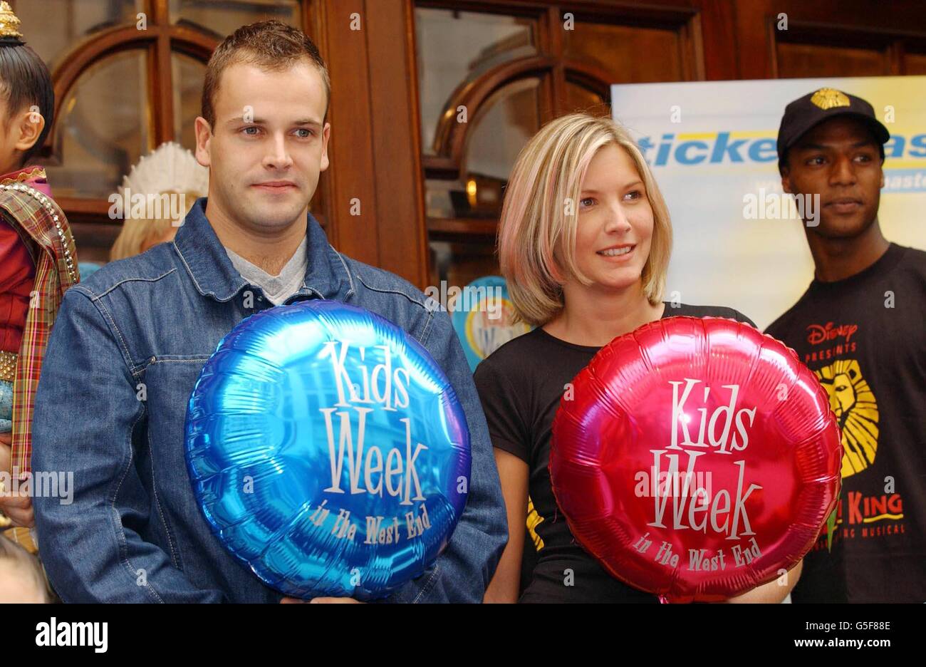 L'attore Johnny Lee Miller con l'attrice Lisa Faulkner al lancio della mongolfiera della settimana dei bambini della Theatreland presso il teatro Palladium di Londra. Foto Stock