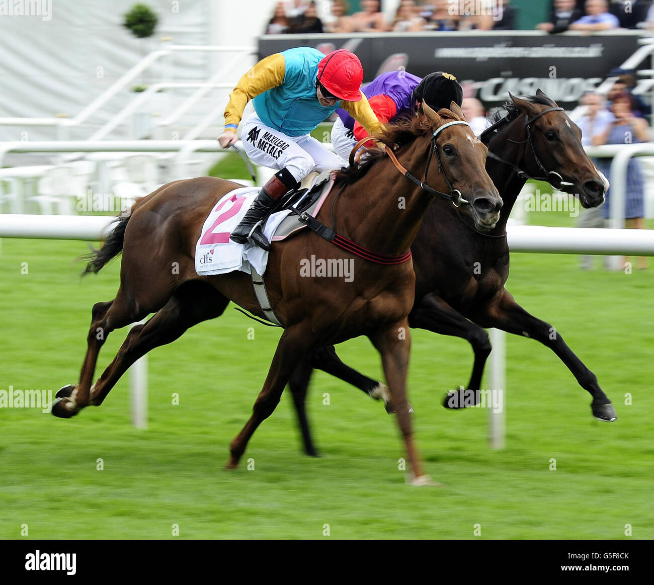 Wild Coco e Tom Queally (a sinistra) passano la stima dei cavalli Queens e Paul Hanagan mentre si aggiudicano la DFS Park Hill Stakes durante il Ladbrokes St Leger Festival all'ippodromo di Doncaster. Foto Stock