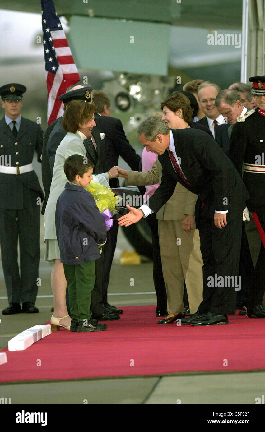 George W Bush, presidente degli Stati Uniti d'America, offre la sua mano a George Grant Fryer di Brize Norton, sette anni, quando arriva a RAF Brize Norton all'inizio della sua visita nel Regno Unito. Foto Stock