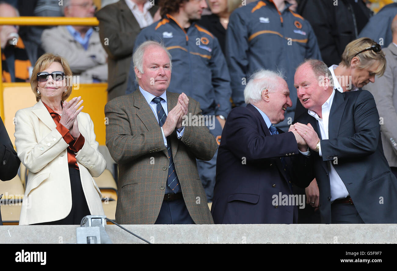 (Da sinistra a destra) Patti Bloom, Jonathan Hayward, Wolverhampton Wanderers, presidente onorario Sir Jack Hayward e presidente Steve Morgan negli stand Foto Stock