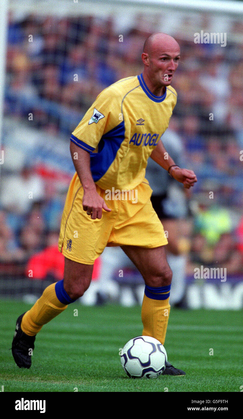 Frank Leboeuf di Chelsea in azione contro Aston Villa durante la loro partita fa Premiership a Villa Park. Frank Leboeuf è sul punto di lasciare Chelsea dopo che il club di Londra occidentale ha confermato che avevano concordato una tassa con Marsiglia per il difensore internazionale francese. * 30/10/01: L'ex difensore del Chelsea Frank Leboeuf si ritirerà dal calcio internazionale dopo le finali della Coppa del mondo 2002 in Giappone e Corea del Sud. Foto Stock