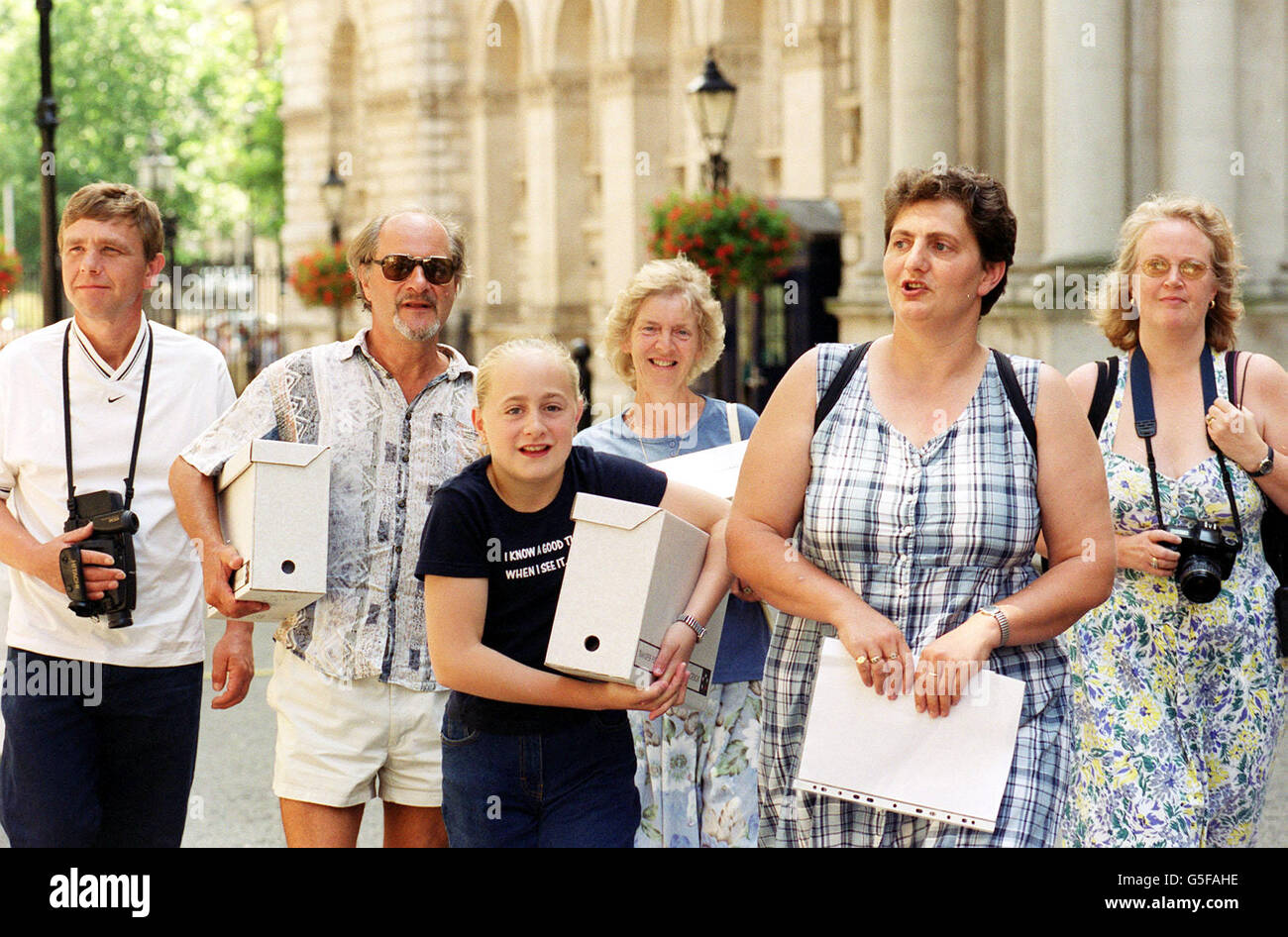 (L-R) Hammond Adriano, Brian Ellis, Hannah Parker, 13, Margaret Crerar, L'organizzatore della campagna Penny Parker e Yvonne Scotford-Sneezum da Felixstowe a Suffolk, arrivano a Downing Street nel centro di Londra . *...il gruppo, che sono tutti pazienti del Dr. Burnham-Slipper, sta consegnando una petizione al primo Ministro Tony Blair, con più di 2,500 firme a sostegno del loro GP locale, Che è stato accusato dal GMC per accuse di cattiva condotta professionale e si appellerà contro il decesione presso l'alta Corte. Foto Stock
