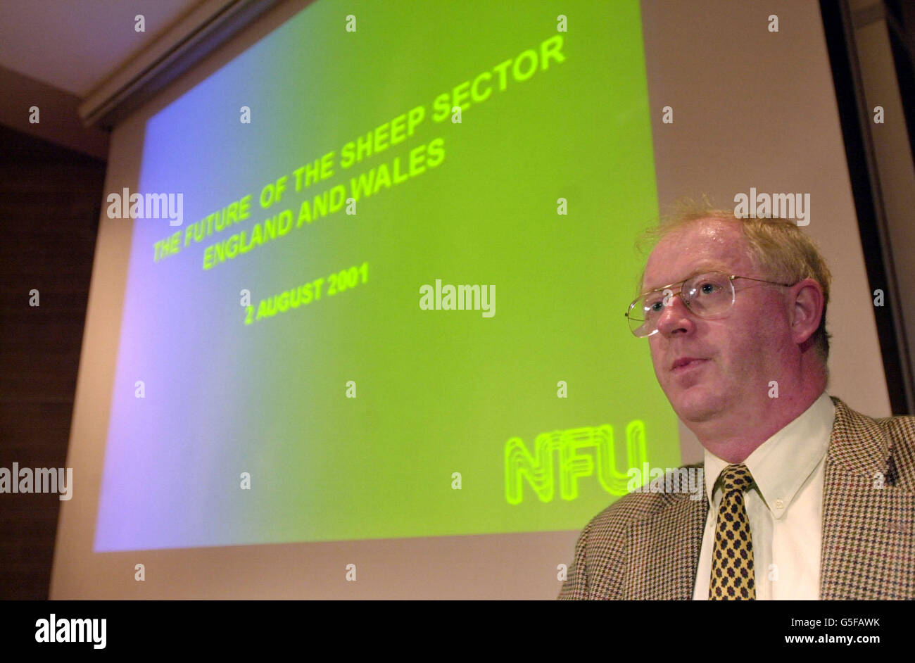 Il Presidente dell'Unione degli agricoltori nazionali ben Gill alla conferenza regionale della NFU tenutasi alla Warwick University. L'incontro si è svolto per discutere di come evitare una crisi nell'allevamento ovino con l'industria che si trova ad affrontare problemi. * ... compreso un surplus di agnelli causato dal divieto di esportazione di afta epizootica, i costi a catena di conservazione di tali animali e una diminuzione del valore di mercato per gli ovini. Foto Stock