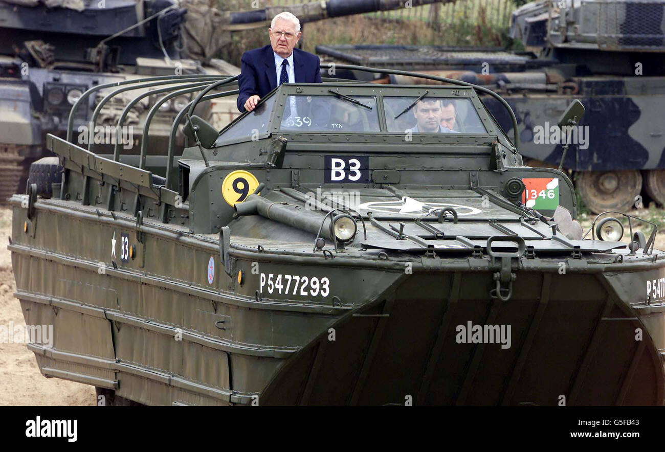 Fred Smith, 76 anni, di Cambridge, viaggia in un veicolo anfibio DUKW durante la giornata della stampa al Duxford War Museum. I veicoli militari saranno esposti al pubblico da domenica 5 agosto 2001. * il signor Smith è stato introdotto per la prima volta nel 1943 quando faceva parte del Core Amphibian, e ha anche guidato un DUKW, su Sword Beach il D-Day, ma questa è la prima volta che è stato in uno da allora. Foto Stock