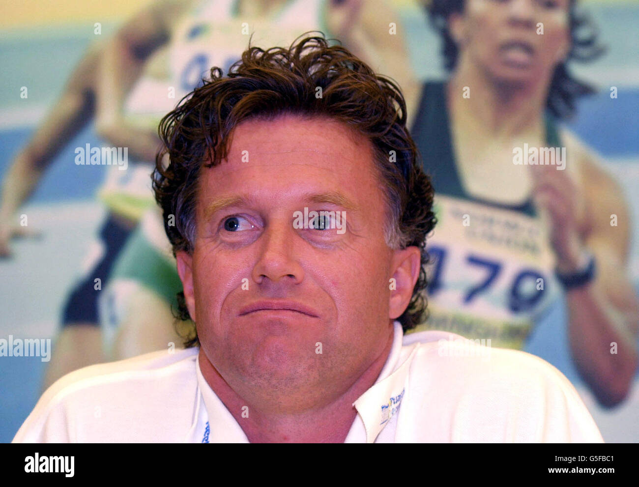 Charles Van Commenee, allenatore di Denise Lewis, spiega la sua malattia ai giornalisti britannici durante una conferenza stampa a Edmonton, Canada. Denise Lewis non ha partecipato alla conferenza stampa e si dice che abbia 50/50 possibilità di competere nei Campionati del mondo per l'atletica. Foto Stock