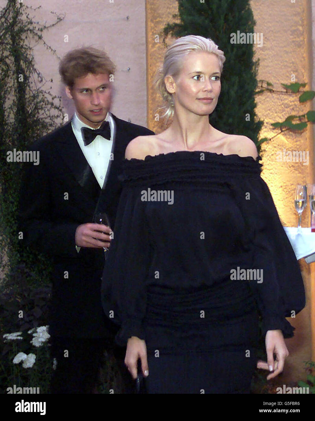 Il principe Guglielmo segue il supermodella Claudia Schiffer nei giardini di Highgrove, la casa del Principe di Galles nel Gloucestershire. * il Principe del Galles avrebbe dovuto ospitare una cena ad Highgrove per celebrare l'installazione del giardino islamico che ha progettato per il Chelsea Flower Show. * gli ospiti hanno incluso tutte le persone coinvolte nella creazione del giardino piastrellato, che ha vinto una medaglia d'argento allo spettacolo nel mese di maggio. Il principe Guglielmo e il principe Harry si sono recati a rappresentare il padre, il principe del Galles, questa sera, alla cena, alla quale era presente Camilla Parker Bowles, piuttosto che visitarlo Foto Stock