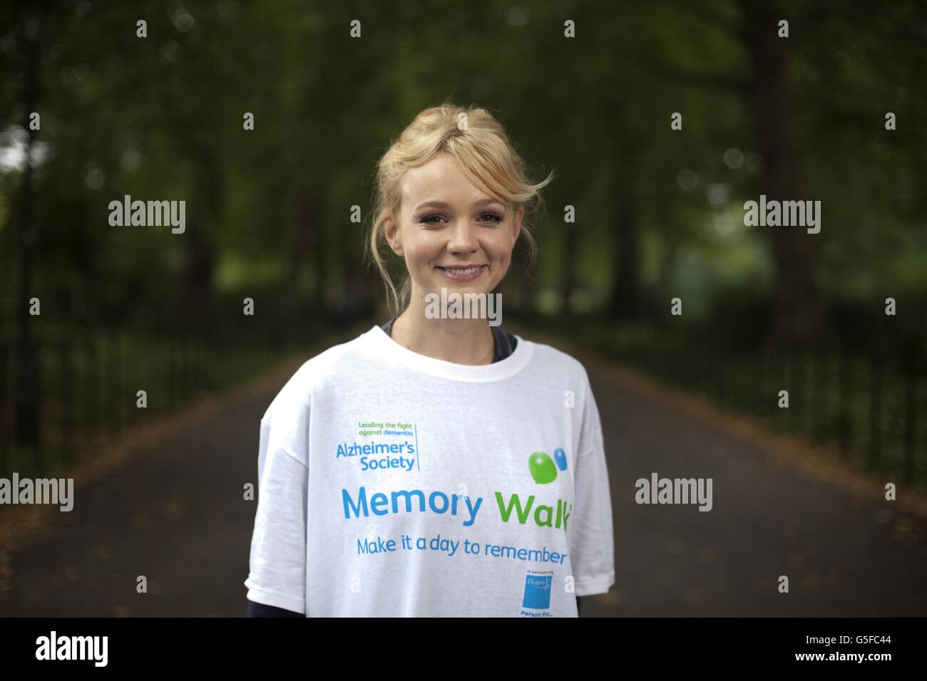 L'ambasciatore della Alzheimer's Society Carey Mulligan si è Unito a centinaia di escursionisti all'evento di raccolta fondi della nave ammiraglia di beneficenza Memory Walk a Battersea Park, Londra. Foto Stock