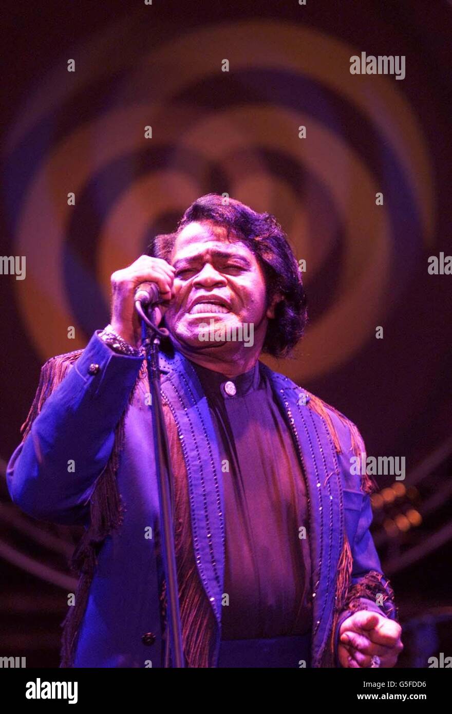 James Brown "il padrino dell'anima" ha suonato il suo unico concerto nel Regno Unito quest'anno al Gosport Music Festival di Gosport, Hampshire. Il festival vanta una serie insolita tra cui Rolf Harris e Atomic Kitten. Foto Stock
