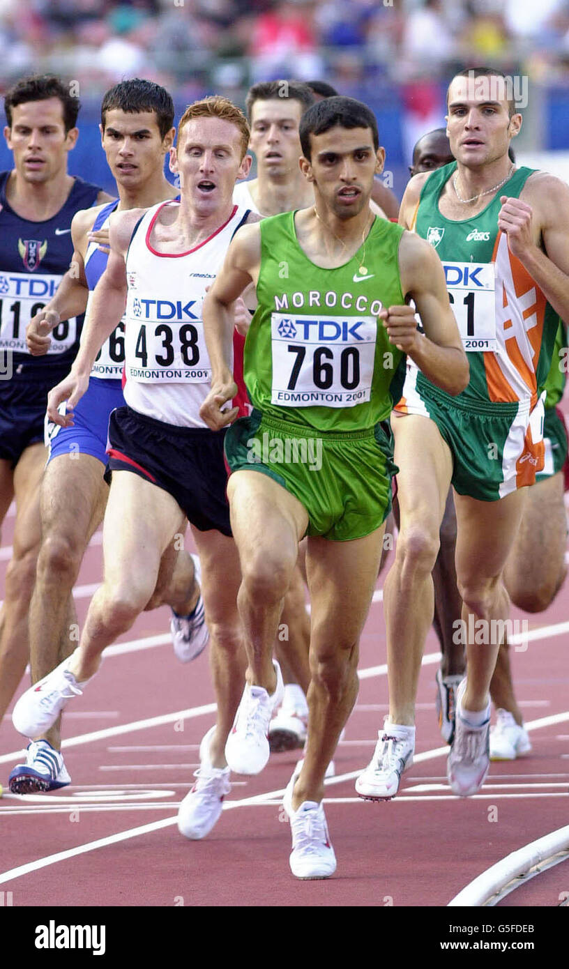 Il Marocco Hicham El Guerrouj (numero 760) guida il Gran Bretagna John Mayock (numero 483) e il irlandese James Nolan (R) sulla sua strada per la vittoria nel caldo maschile 1500 m ai campionati mondiali IAAF. Foto Stock