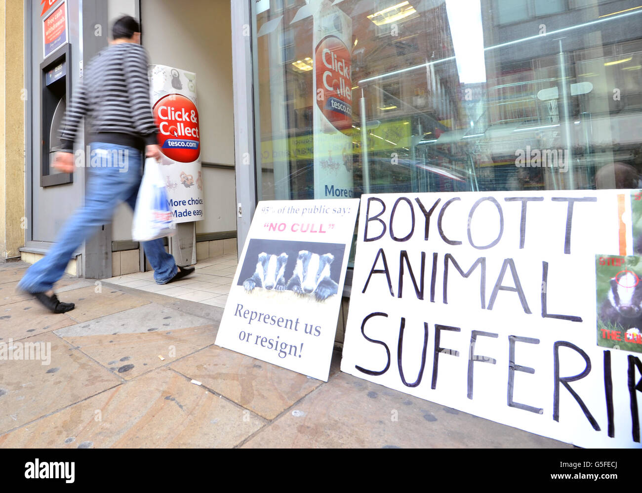 Manifestanti per i diritti degli animali fuori da una filiale di Tesco nel centro di Nottingham. La protesta riguardava la proposta di abbaio nel Regno Unito, la cui prima licenza è stata rilasciata all'inizio di questo mese. Foto Stock