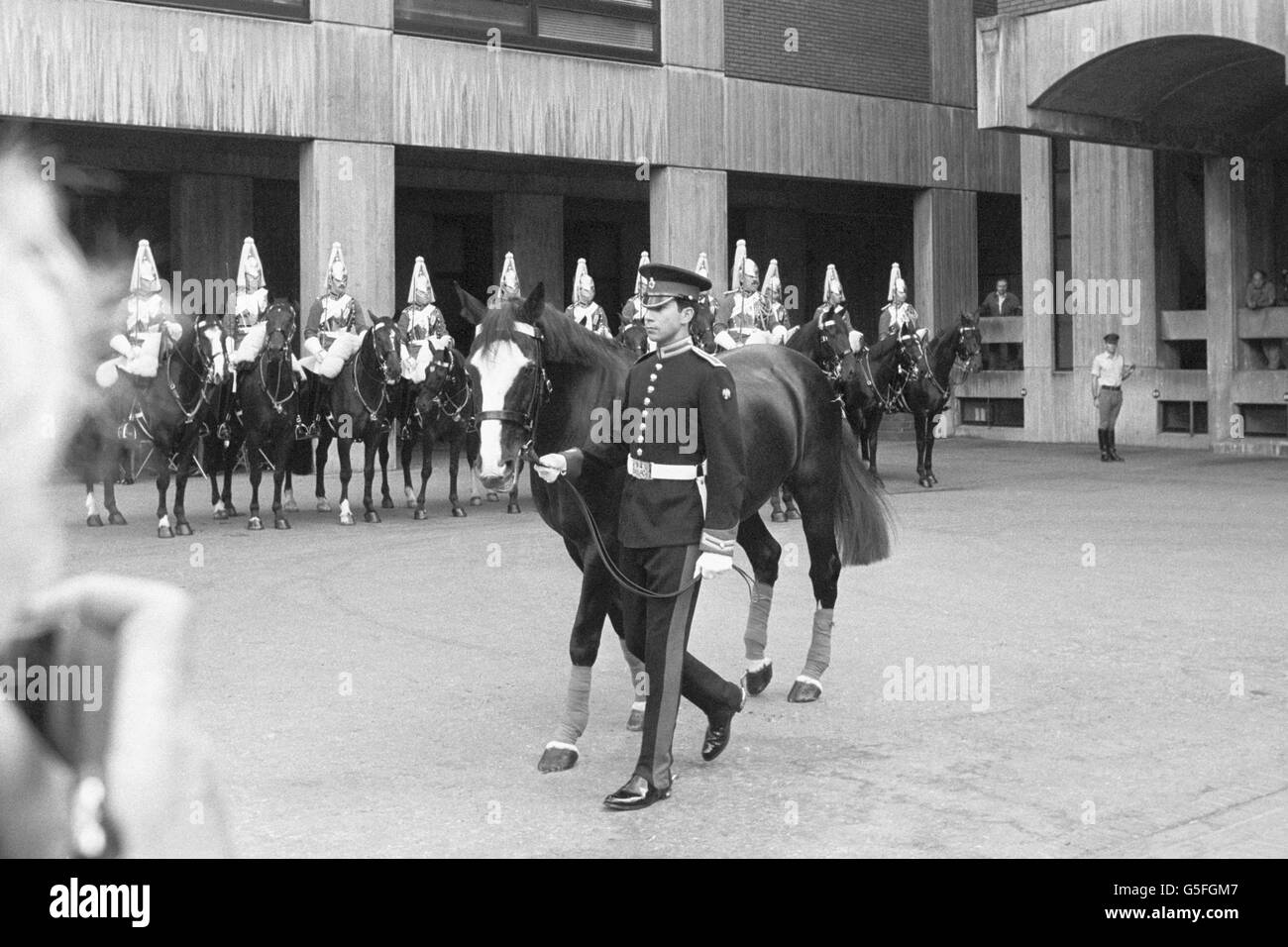 Trooper Michael Pedersen, 23 anni, guida Sefton, il cavallo che stava cavalcando durante il bombardamento di Hyde Park nel 1982, fuori dal campo di parata di Hyde Park Barracks, guardato dalla Vecchia Guardia della vita della Regina. Sefton si ritirerà nella Casa di riposo per cavalli a Speen, Buckinghamshire. Foto Stock