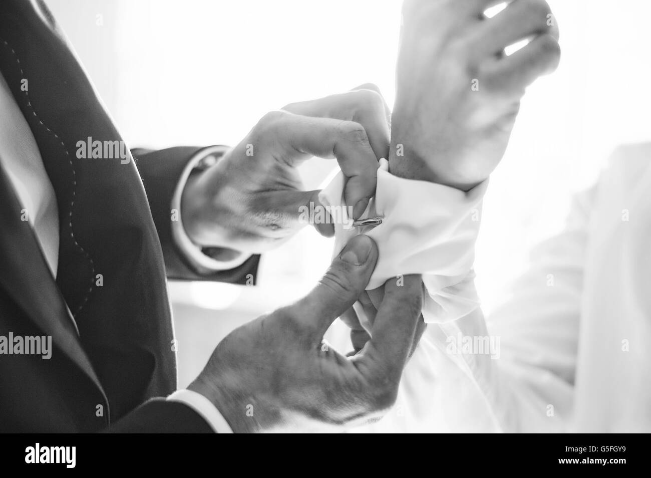 Elegante giovane ottenere pronto per matrimoni Foto Stock