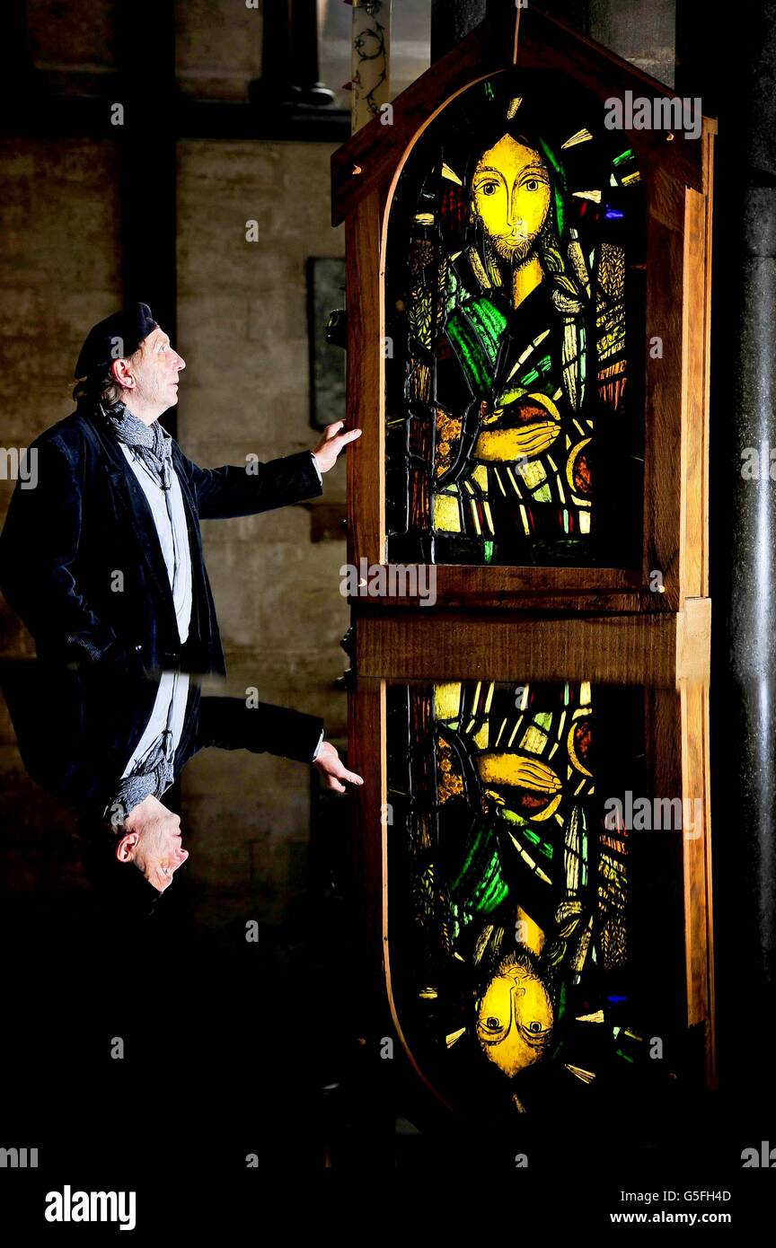 Il carattere della Cattedrale di Salisbury si riflette nell'artista Greg Tricker accanto alla sua creazione di vetrate dal titolo "Cristo - Io sono il pane della vita", che fa parte di una mostra "pilastri della fede" presso la Cattedrale di Salisbury, che apre giovedì 4 ottobre. La mostra si basa sul tema dei Santi che sono i 'pilastri della fede'. Ci sono oltre venti pezzi di arte religiosa contemporanea che sono un mix di opere d'arte 2D e 3D con vetrate, sculture in legno e pietra, sculture in legno e dipinti. Foto Stock