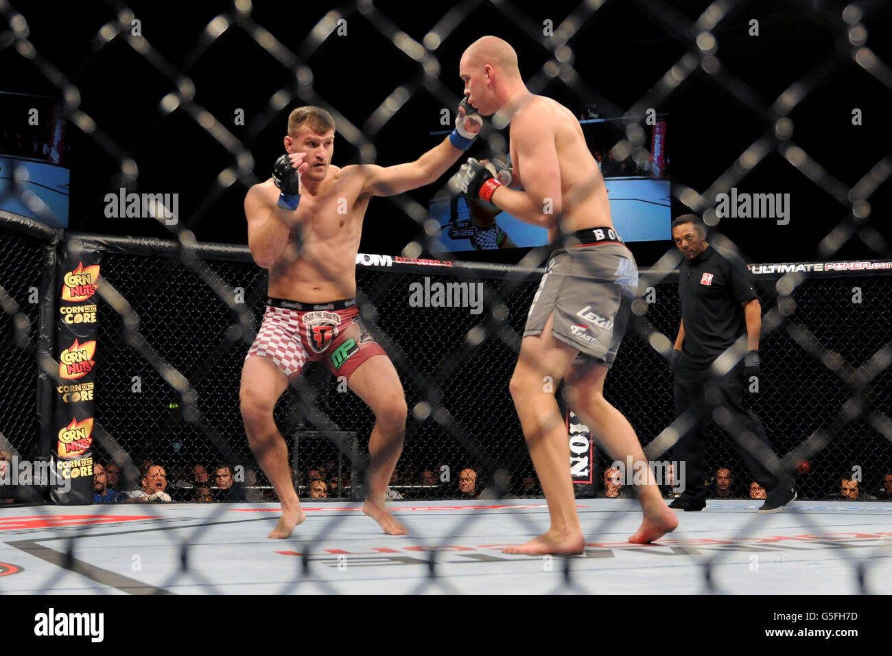 Stipe Miocic (l) pugni Stefan Struve (r) durante l'UFC On Fuel alla capitale di Nottingham, FM Arena Foto Stock