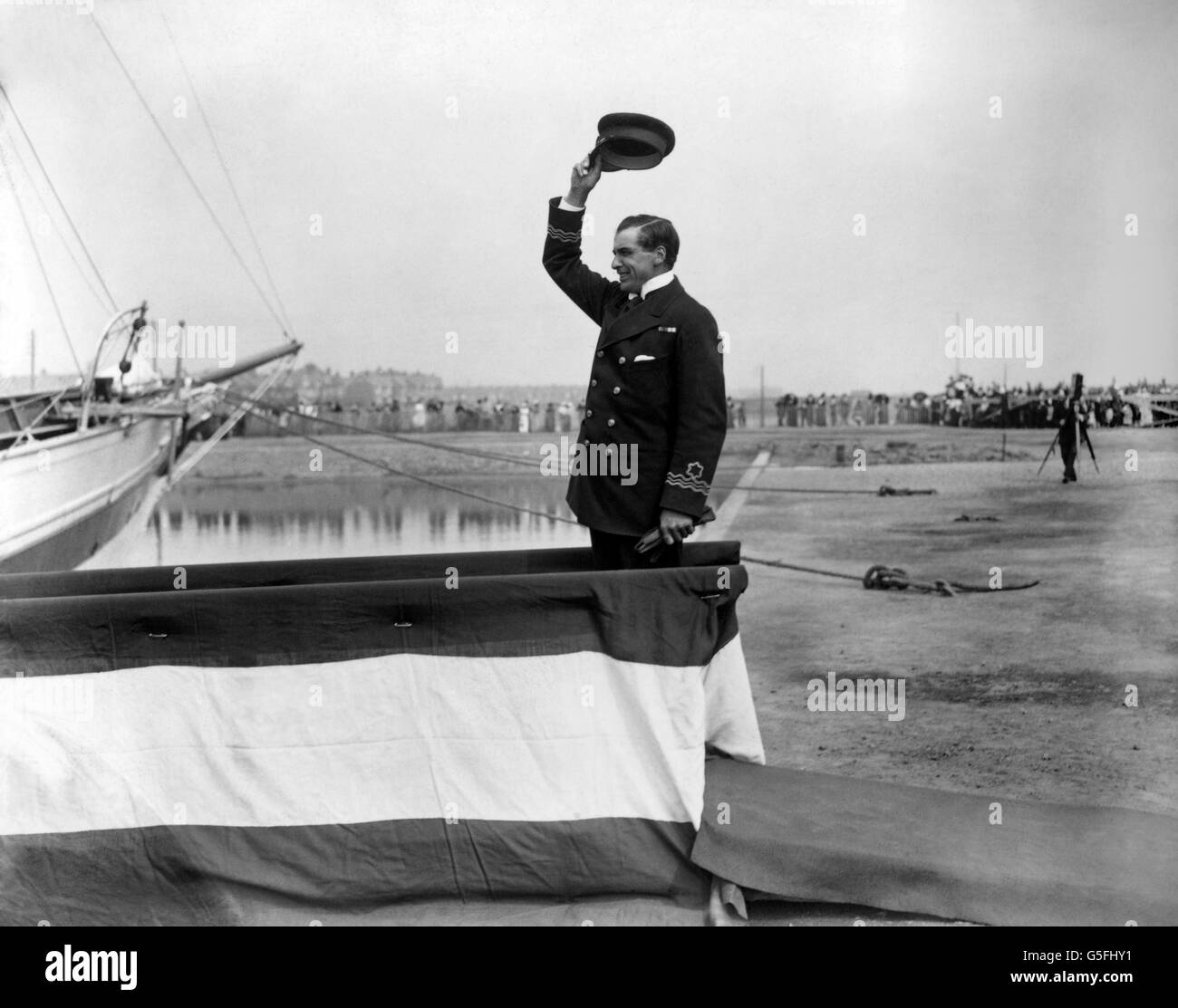 Il comandante Grahame White chiede tre saluti alla regina Alexandra, durante la sua visita ad una nave ospedaliera. Foto Stock