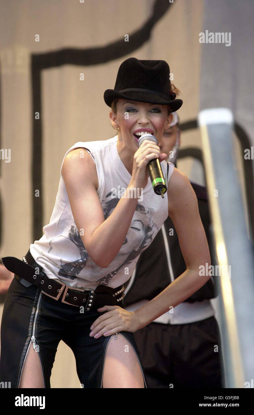 La cantante australiana Kylie Minogue sul palco durante la BBC radio 1, One Big Sunday Music Festival tenutosi al Victoria Park di Leicester. Foto Stock