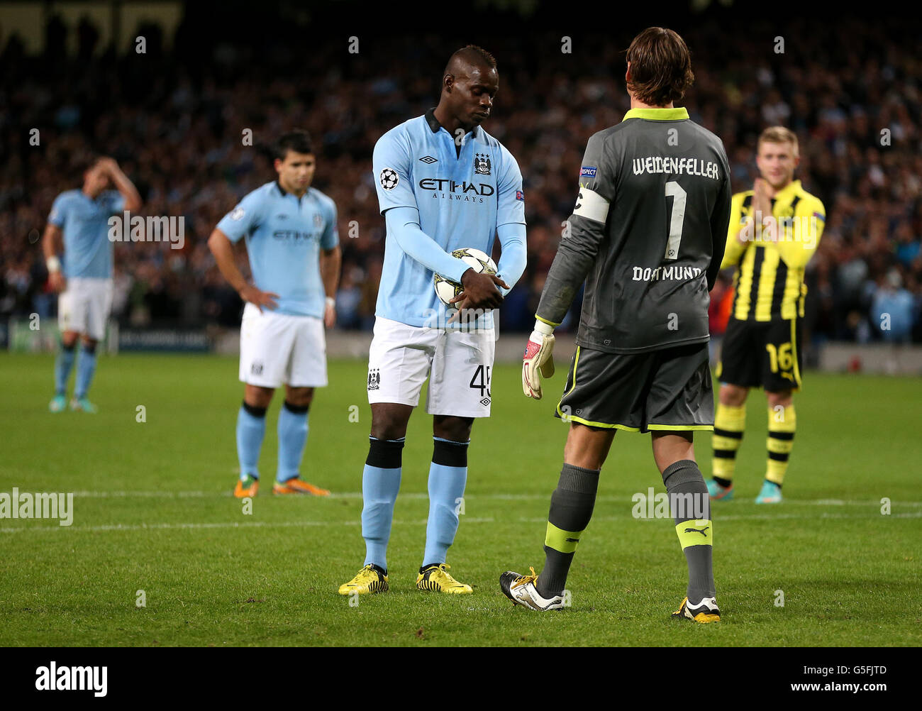 Calcio - UEFA Champions League - Gruppo D - Manchester City / Borussia Dortmund - Etihad Stadium. Mario Balotelli di Manchester City attende di prendere la sua pena come il portiere di Borussia Dortmund Roman Weidenfeller tenta di rimetterlo fuori Foto Stock