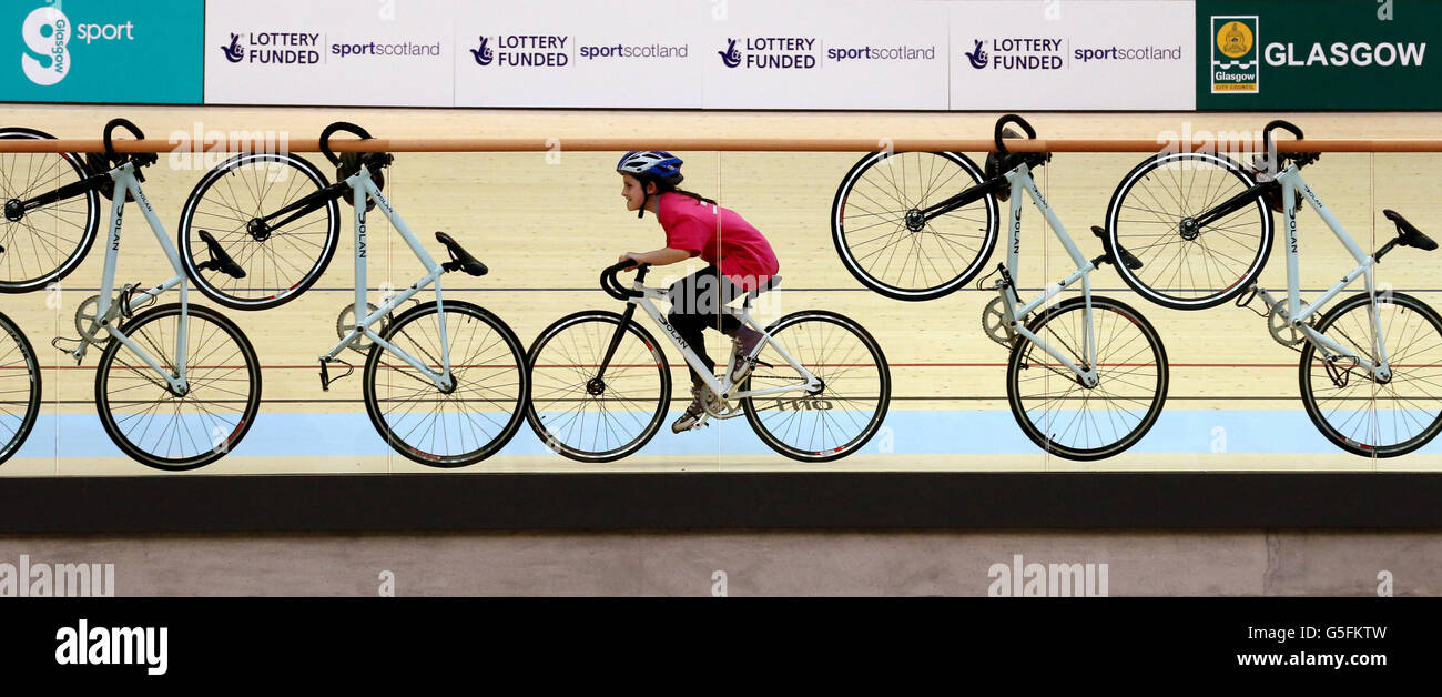 Il figlio Melissa Creighton, nove anni, della scuola elementare di St Michael, ha un'occasione per visitare il 'sir Chris Hoy Velodrome' all'Emirates Arena, nell'East End di Glasgow, dopo essere stato ufficialmente inaugurato oggi. Il locale sarà utilizzato durante i Giochi del Commonwealth 2014. Oltre 400 bambini provenienti dalle scuole primarie di Glasgow sono stati i primi ad utilizzare il locale da £113 milioni. Foto Stock