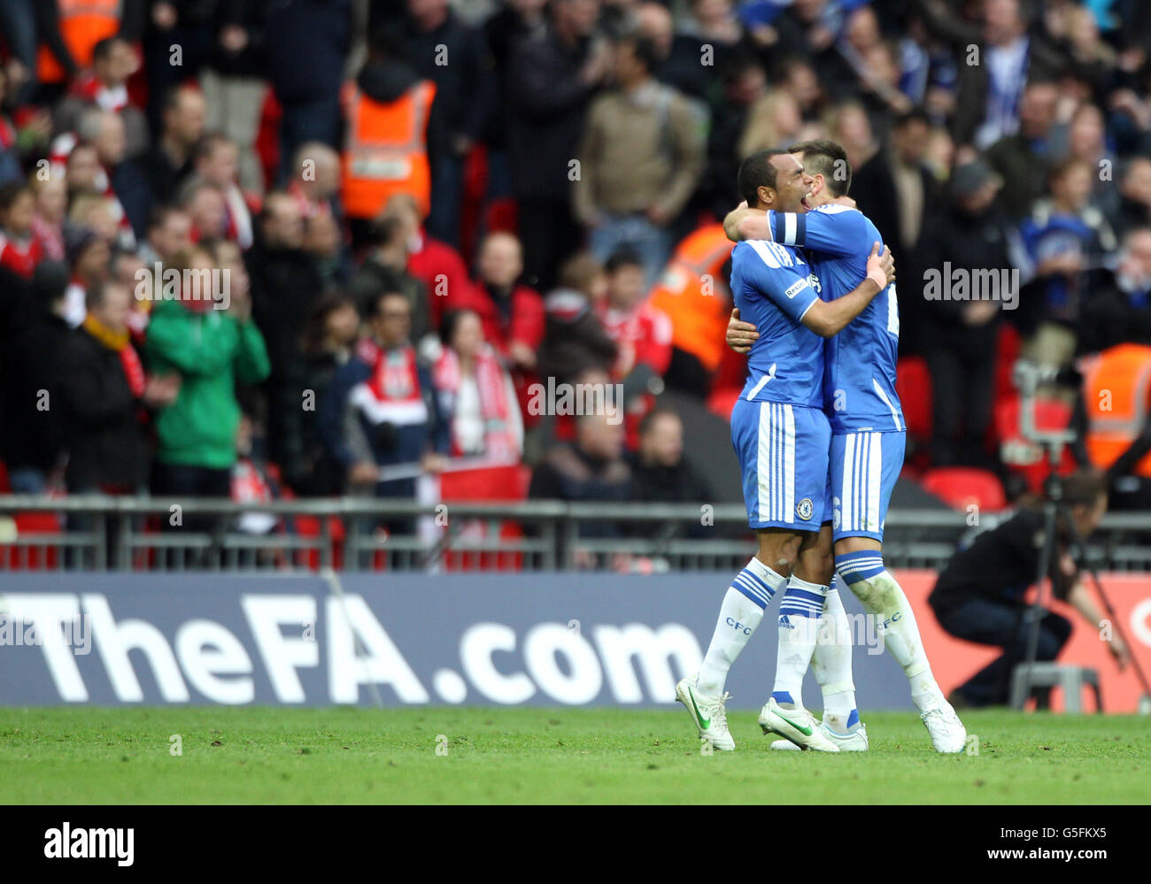 Ashley Cole e john Terry di Chelsea festeggiano la loro vittoria durante la finale della fa Cup al Wembley Stadium, Londra. Foto Stock