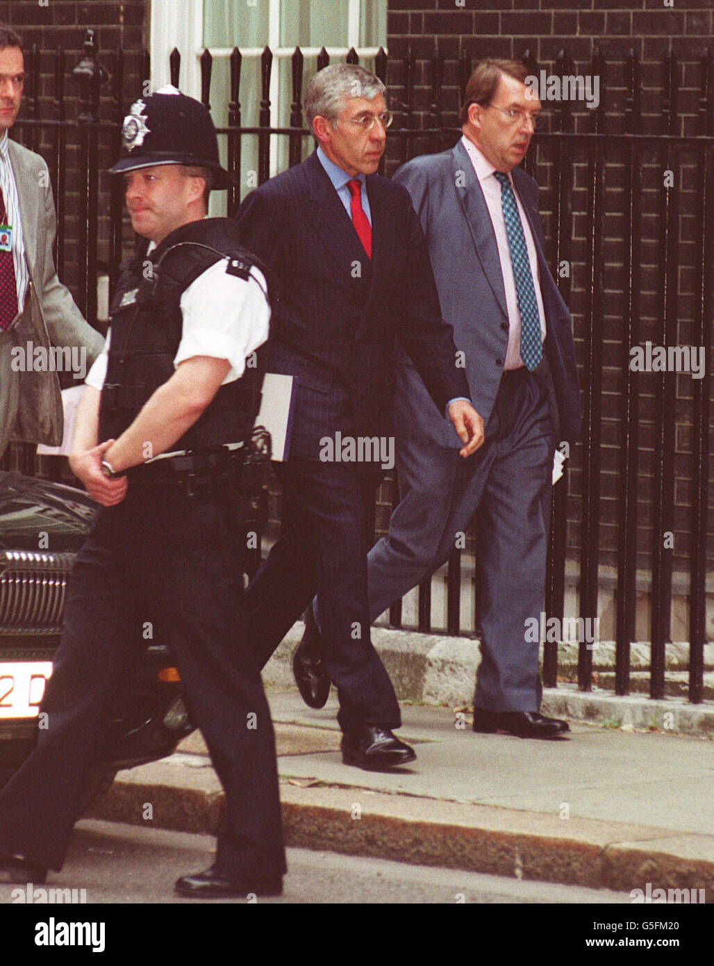 Il Ministro degli Esteri britannico, Jack Straw (al centro) arriva a 10 Downing Street, Londra, dopo la notizia che il World Trade Center di New York e il Pentagono di Washington sono stati entrambi colpiti da aerei in un attacco terroristico. Foto Stock