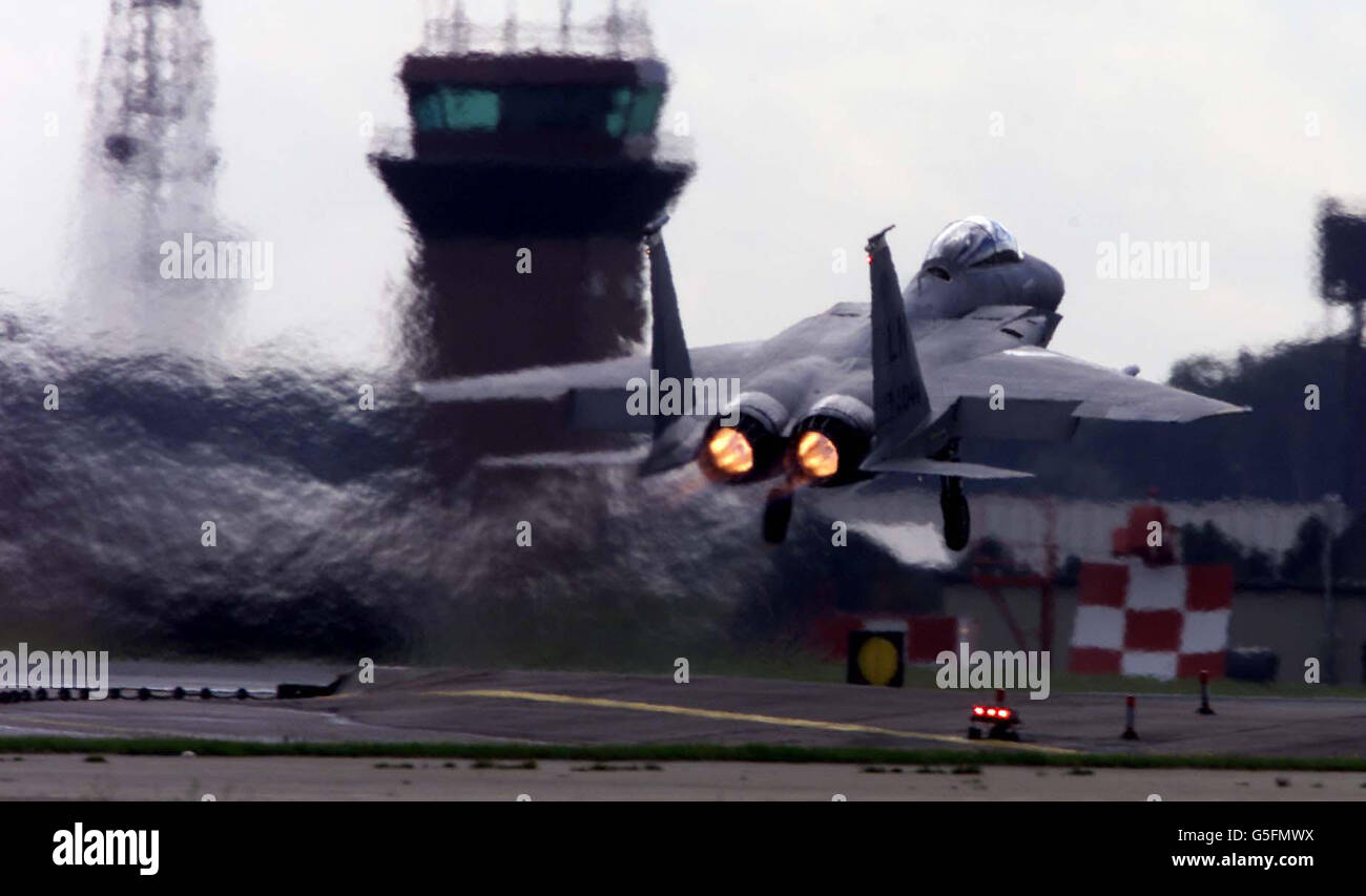 Un aereo americano F15 decolla dalla base aerea Lakenheath di Suffolk. La base è molto allerta dopo l'attacco terroristico al World Trade Center e la rappresaglia americana. * 20/09/2001: Più di 100 aerei da guerra americani si dirigevano verso basi a distanza impressionante dall'Afghanistan, nella prima indicazione di un'azione contro il paese. Una forza dei più avanzati combattenti e bombardieri del mondo, sostenuta da aerei spia e navi cisterna volanti, è stata ordinata di volare verso le basi americane nel Golfo. Si uniranno già a una massiccia forza di sciopero americana Foto Stock