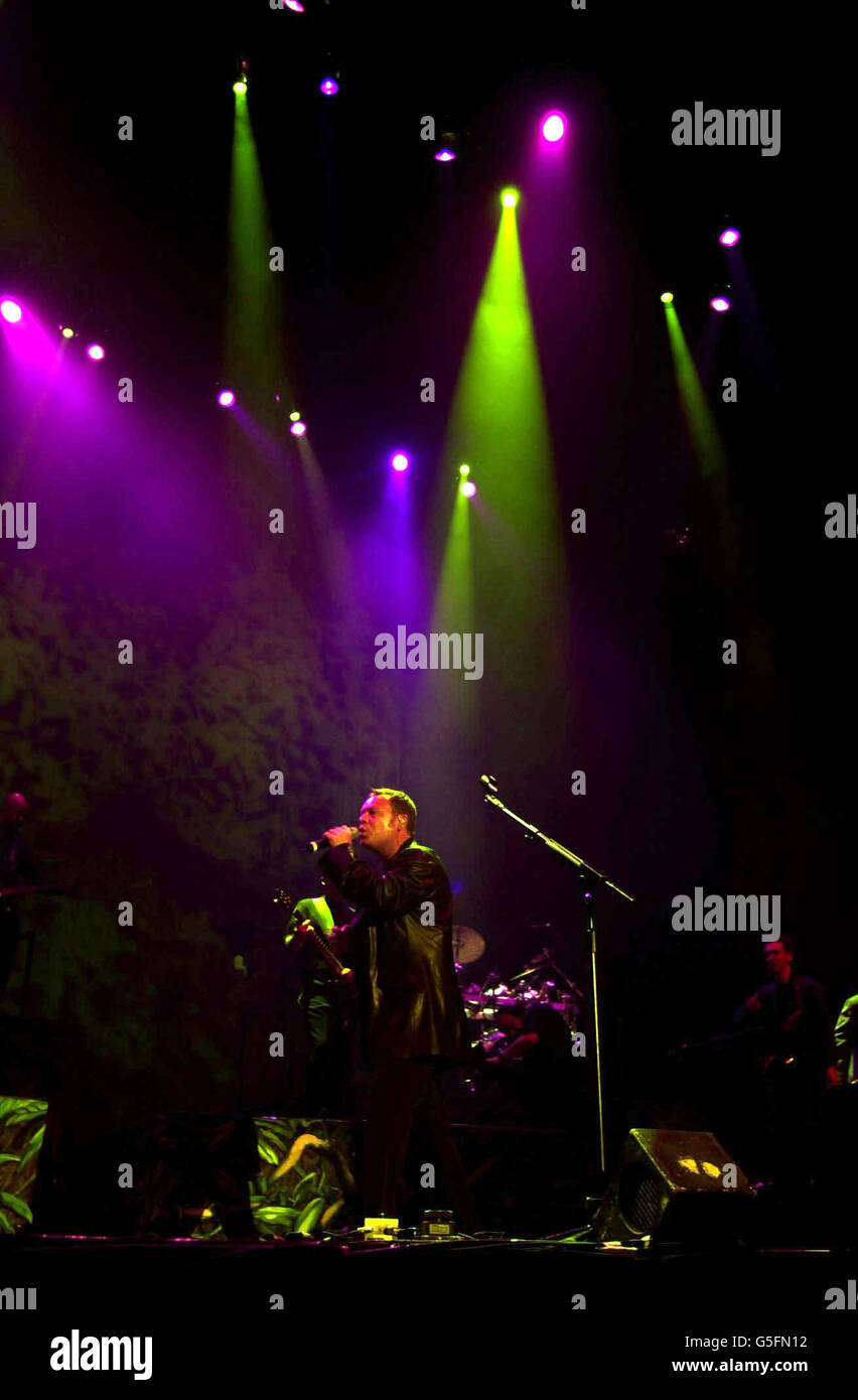 Concerto UB40. Ali Campbell della pop band UB40 che si esibisce sul palco alla NEC Arena di Birmingham. Foto Stock
