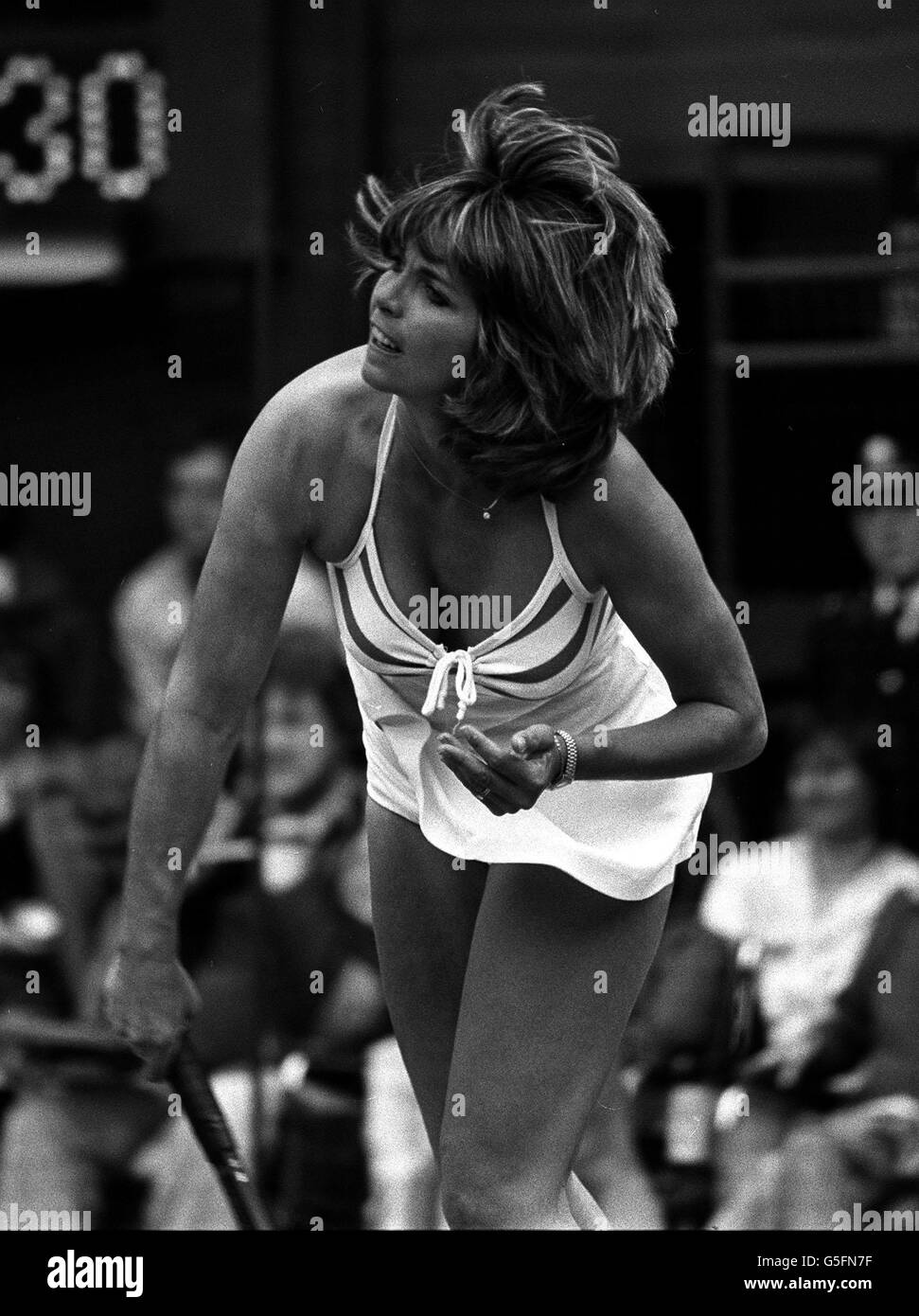 1980: Betty Ann Dent che serve sulla corte centrale a Wimbledon nel suo gioco contro il seme britannico numero 13 sue Barker. L'americano ha vinto 3-6, 7-5, 6-2 per andare al terzo turno. Foto Stock