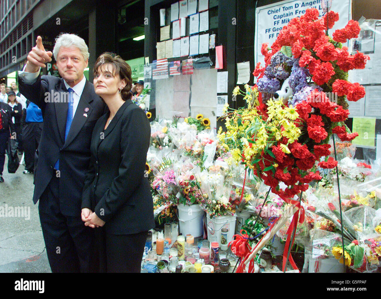 Cherie Blair, moglie del primo ministro britannico Tony Blair parla con l'ex presidente degli Stati Uniti Bill Clinton in un memoriale ai pompieri caduti persi nell'attacco del World Trade Center fuori della società di motori 8, Ladder 2 stazione a New York. * la signora Blair ha incontrato parenti dei dieci uomini persi dalla stazione. Foto Stock