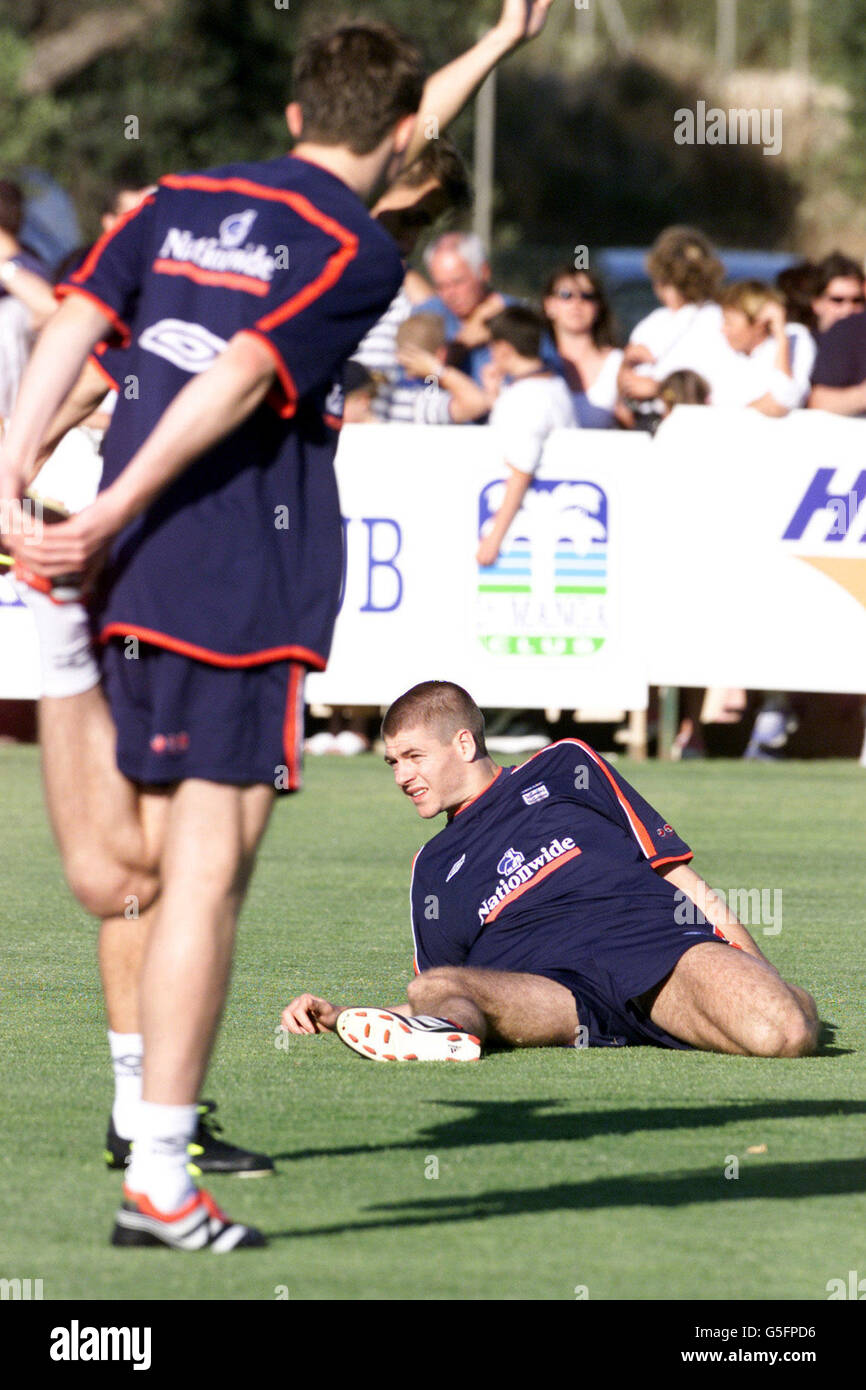 Steven Gerrard è messo attraverso i suoi passi mentre l'Inghilterra si riscalda nel calore di la Manga. Foto Stock