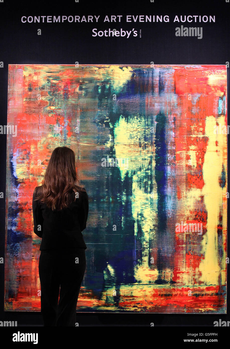 Un dipendente di Sotheby si trova di fronte al dipinto "Abstraktes Bild (809-)" di Gerhard Richter presso l'ufficio di Londra della casa d'aste. Foto Stock