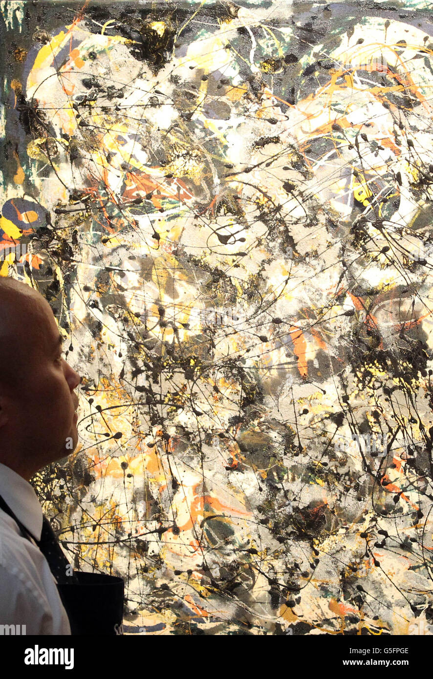 Dipendenti di Sotheby con Jackson Pollock 'numero 4, 1951' presso l'ufficio di Londra della casa d'aste. Foto Stock