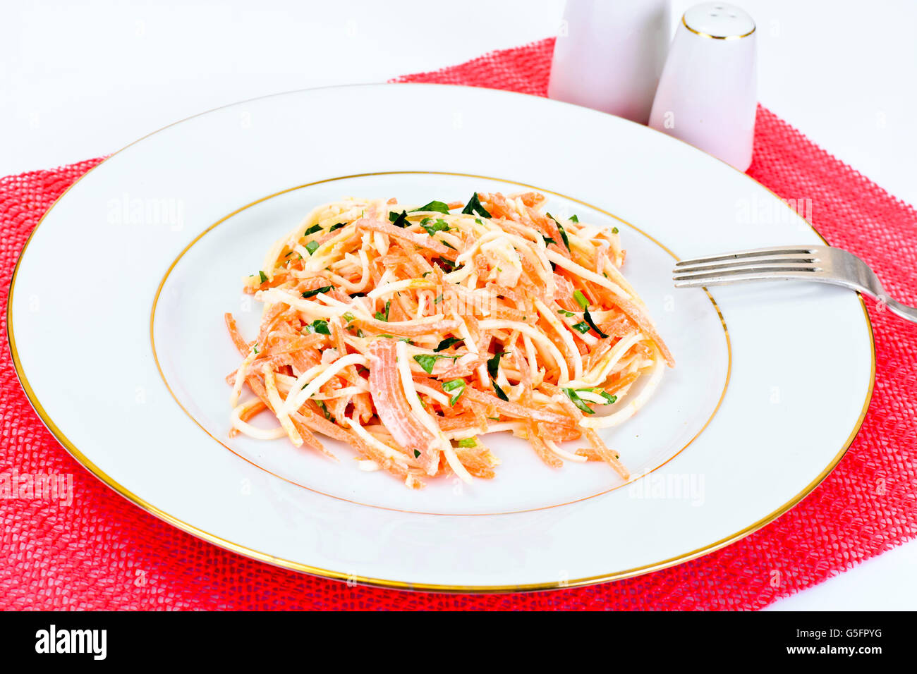 Insalata di sedano o radice di rafano, carote e yogurt naturale Foto Stock