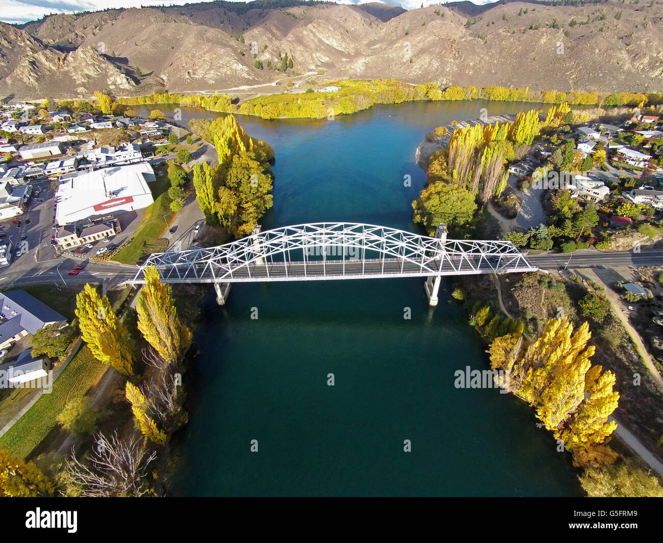 Ponte di Alexandra e Clutha River in autunno di Central Otago, South Island, in Nuova Zelanda - antenna fuco Foto Stock