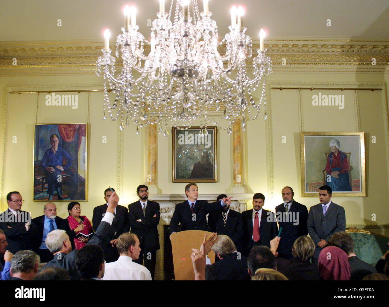 Il primo Ministro Tony Blair (destra) incontra il Vice Presidente dell'Organizzazione Musulmana Britannica Yosuf Bhailok durante una conferenza stampa con i leader musulmani al n° 10 di Downing St Foto Stock