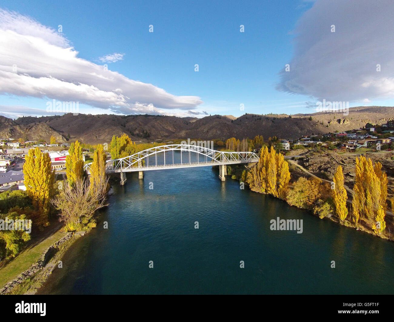 Ponte di Alexandra e Clutha River in autunno di Central Otago, South Island, in Nuova Zelanda - antenna fuco Foto Stock