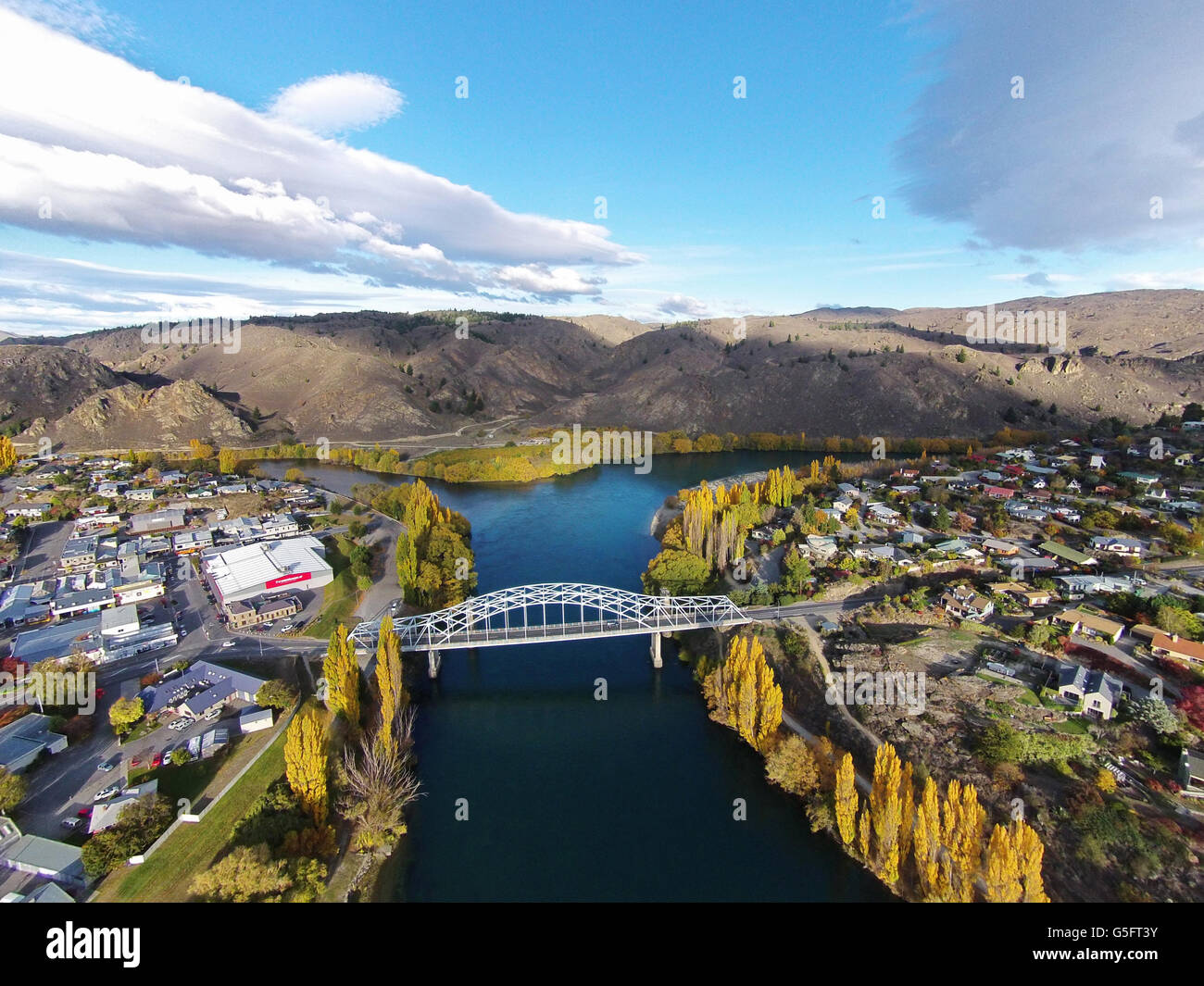Ponte di Alexandra e Clutha River in autunno di Central Otago, South Island, in Nuova Zelanda - antenna fuco Foto Stock