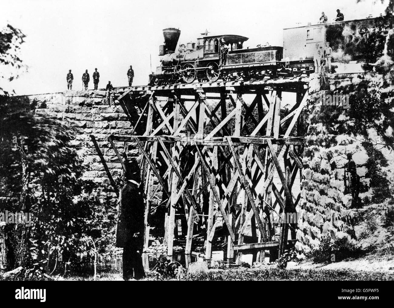 Geografia / viaggio, USA, Guerra civile americana 1861 - 1865, trasporto, treno militare passando un ponte costruito da ingegneri ferroviari statunitensi, 1862, ferrovia, ferrovia, militare, federale, architettura, tecnica, 19 ° secolo, storico, storico, 1860, persone, diritti aggiuntivi-clearences-non disponibile Foto Stock