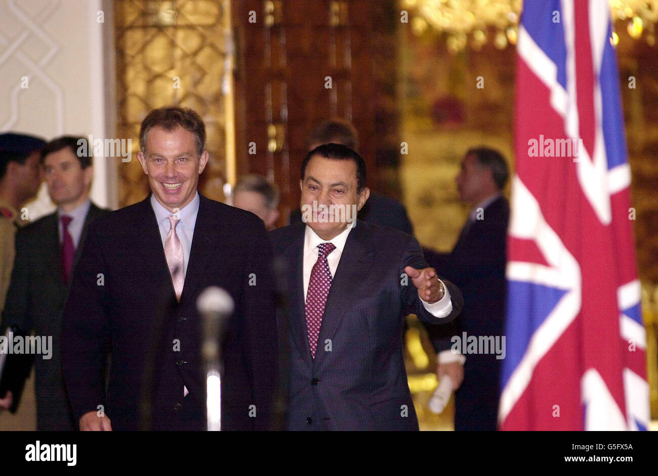 Il primo ministro britannico Tony Blair (L) con il presidente Hosni Mubarak, al Cairo, sull'ultima tappa della sua missione diplomatica in Medio Oriente dopo l'ondata più pesante di attacchi aerei contro l'Afghanistan. Foto Stock