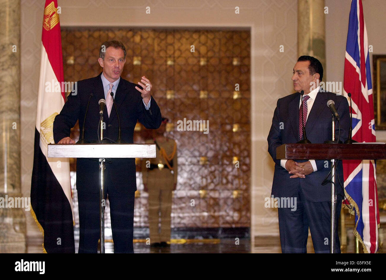 Il primo ministro britannico Tony Blair (L), insieme al presidente Hosni Mubarak, si rivolgono ai media del Cairo oggi 11 2001 ottobre sull'ultima tappa della sua missione diplomatica in Medio Oriente dopo l'ondata più pesante di attacchi aerei contro l'Afghanistan. Foto Stock