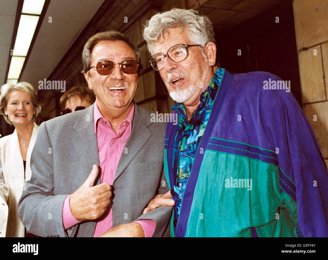 L'ospite del programma di chat Des o'Connor (L) con il presentatore cartoonista/TV Rolf Harris che partecipa all'anteprima stampa del nuovo musical del West End Peggy sue si è sposato allo Shaftesbury Theatre di Londra. Foto Stock