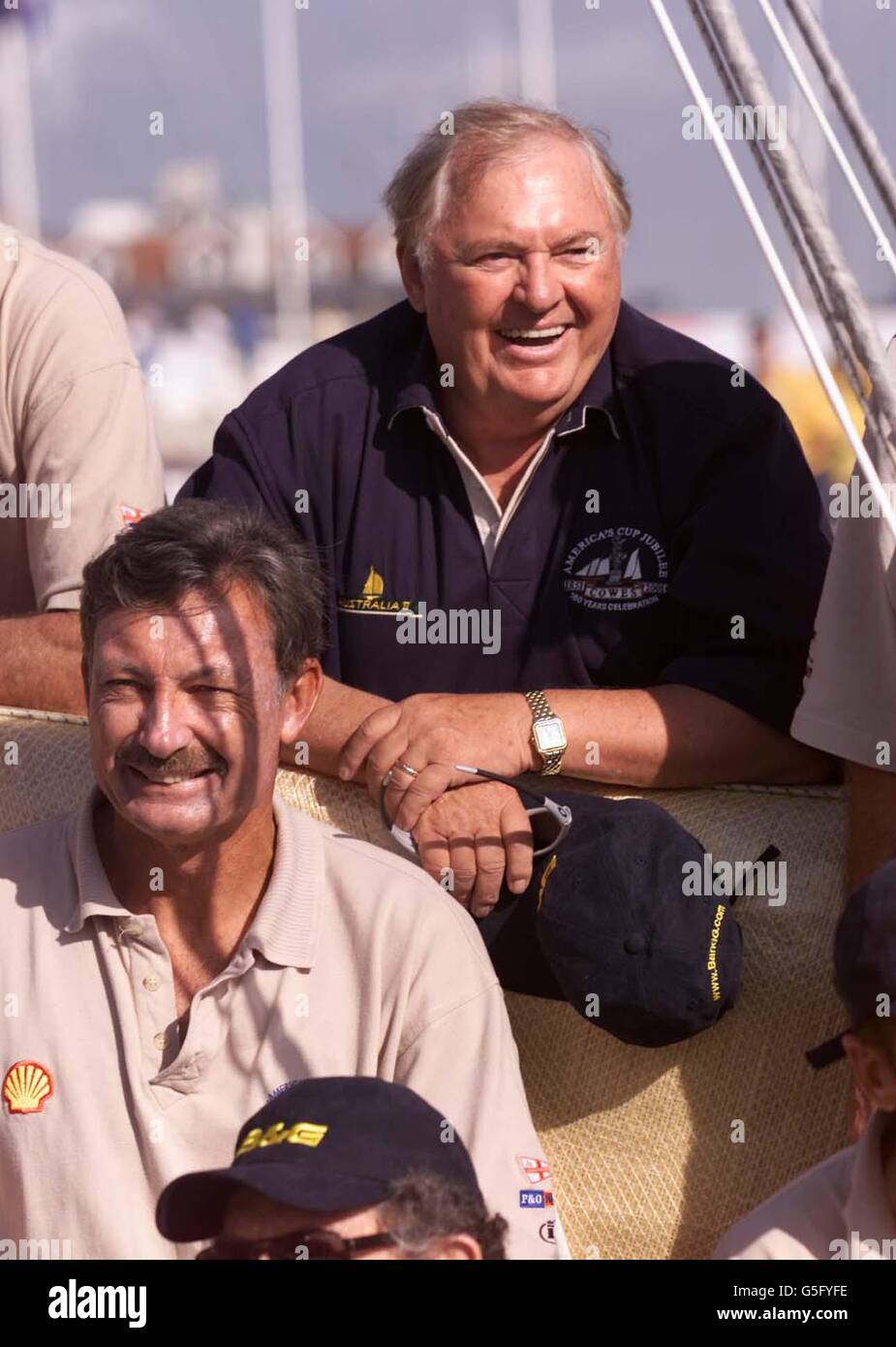 L'imprenditore australiano Alan Bond (TOP) e il suo skipper John Bertrand in Australia II prima della gara intorno all'Isola di Wight per il Giubileo della Coppa America. * la gara è una rievocazione alla vigilia della gara originale del 1851 che è stata vinta dalla goletta 'America' che poi ha portato a 130 anni di dominazione negli Stati Uniti nel concorso fino a quando l'Australia II ha rotto la stretta di sconosciuti nel 1983. Foto Stock