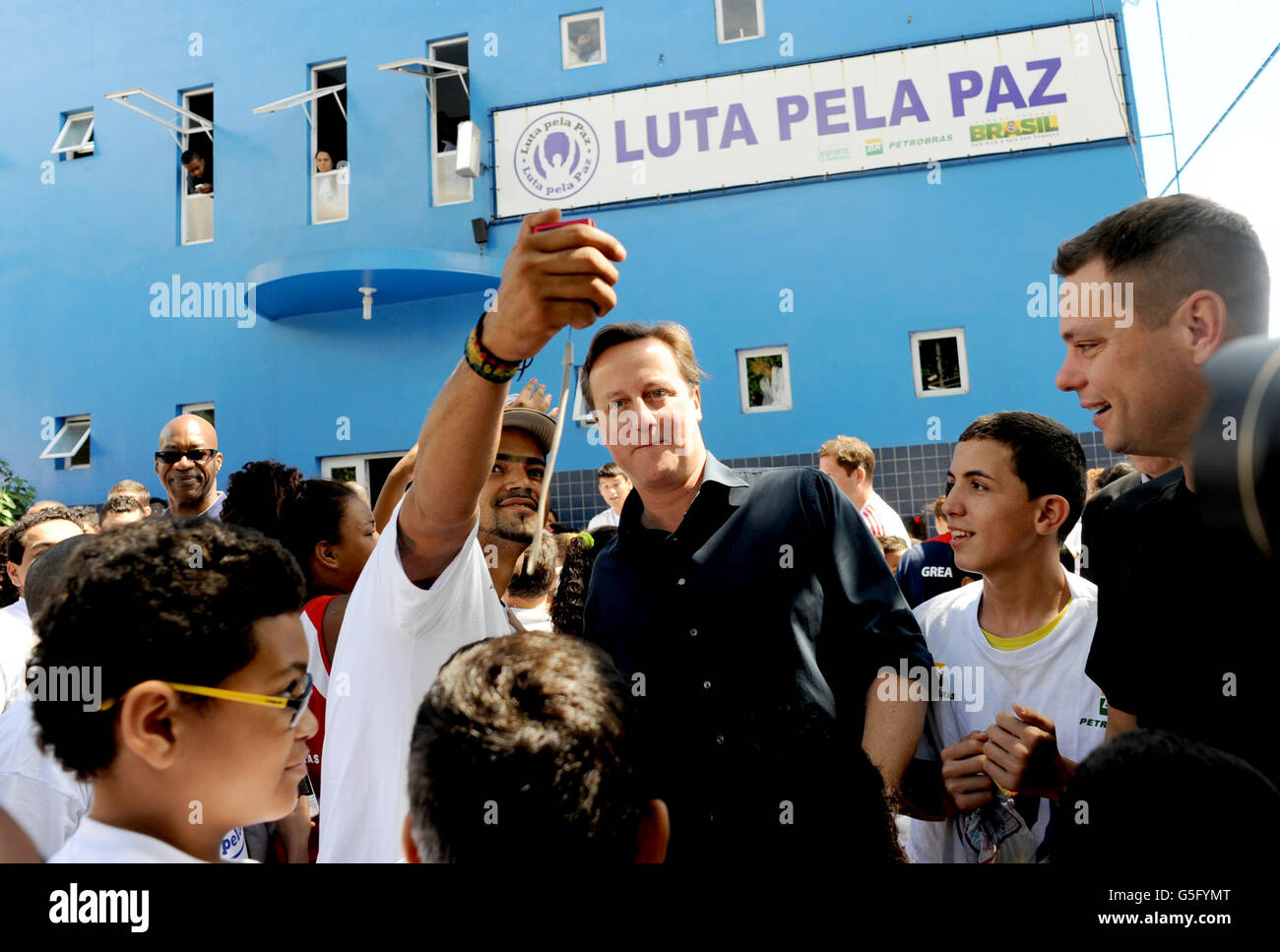 Il primo ministro David Cameron incontra gli adolescenti al progetto Luta Pela Paz, che aiuta a allontanare i giovani da un crimine di vita e dalla droga e ad entrare nello sport dopo aver attraversato Mare Favela a nord di Rio De Janeiro oggi il primo ministro, Che è in visita di due giorni in Brasile, guardato intorno alla favela unpacified che non ha controllo della polizia. Foto Stock