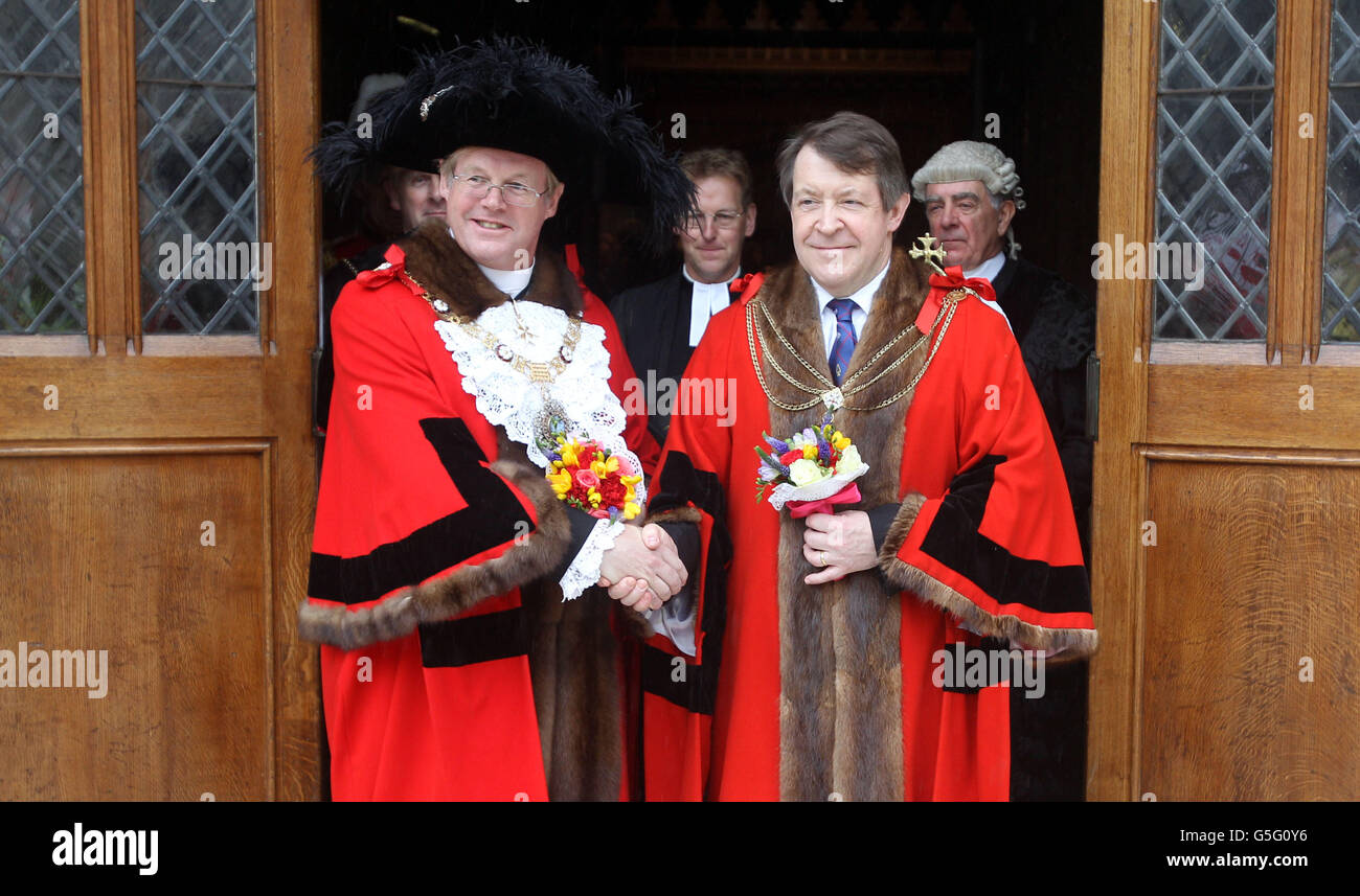 Il nuovo sindaco di Londra Roger Gifford (a destra) con il precedente sindaco di Londra Alderman David Wootton alla Guildhall di Londra dopo la sua elezione. Foto Stock