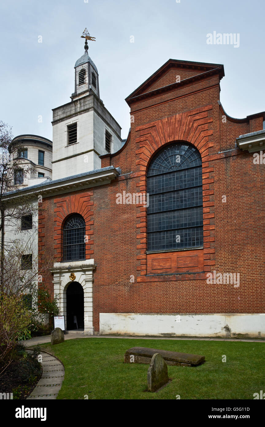 La St Anne & St Agnes esterno ricostruito da Robert Hooke e Christopher Wren tra 1677 e 1687: esterno Foto Stock