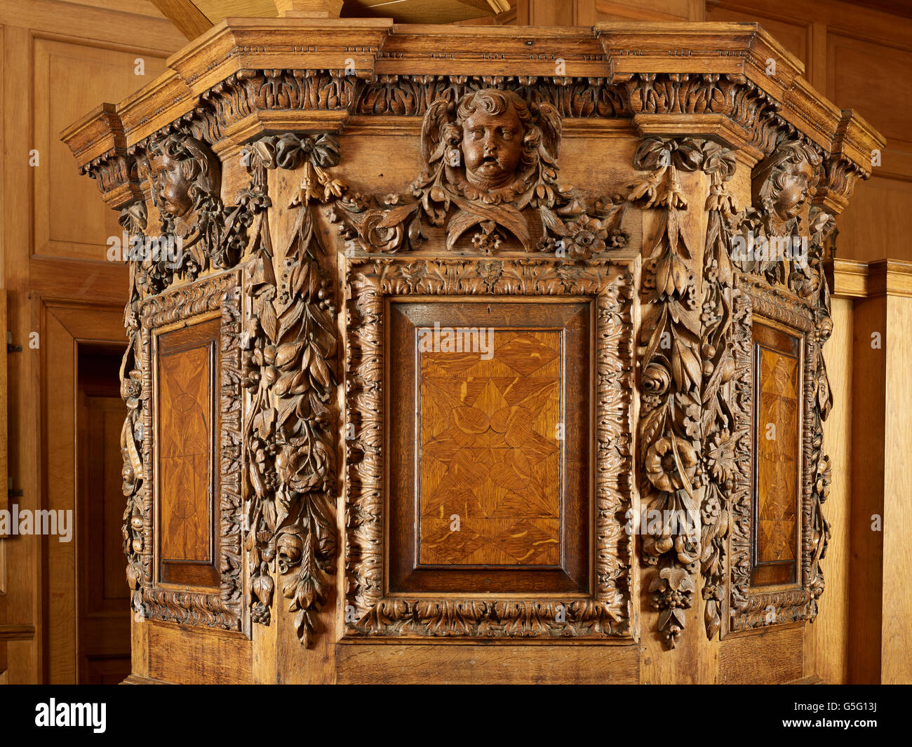 St Andrew dal guardaroba, ricostruita da Christopher Wren tra il 1685 e il 1694: pulpito Foto Stock