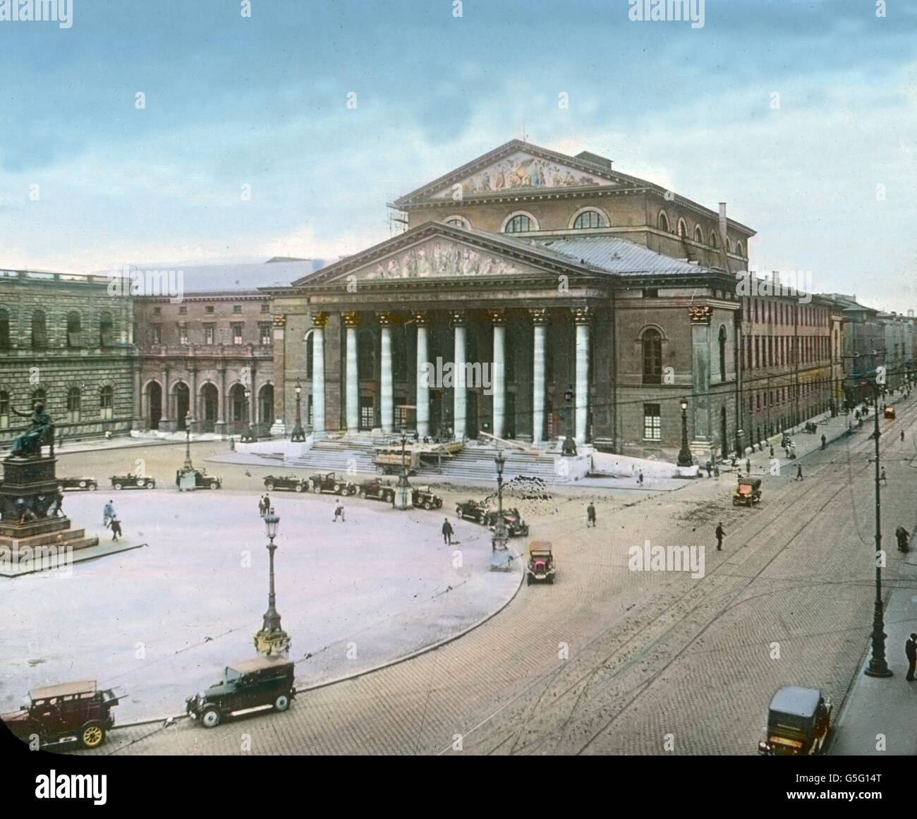 Das Nationaltheater in München. Il Teatro Nazionale di Monaco di Baviera. La Baviera, storia, storico, 1910S, 1920s, xx secolo, archivio, Carl Simon, lato vetro colorato diapositiva, dell architettura, teatro, opera, classicismo, classic, quadrato, automobili, persone Foto Stock