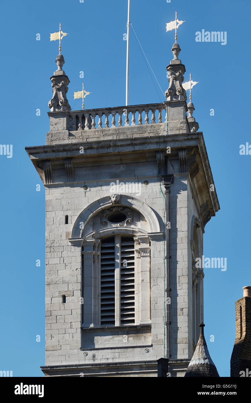 St Andrew Holborn, Londra: la sezione superiore della torre con quattro si sposta secondo le condizioni atmosferiche Foto Stock